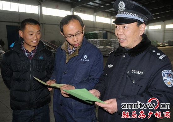 民警深入企業(yè)宣傳禁毒.jpg