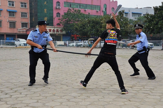 西平警方舉行反恐防爆演練（圖）