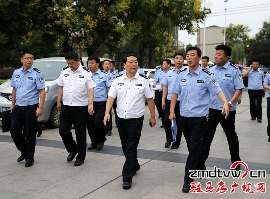 9月5日，市局黨委書(shū)記、局長(zhǎng)楊俊杰帶領(lǐng)市局黨委成員和各參戰(zhàn)單位負(fù)責(zé)人來(lái)到天中廣場(chǎng)，現(xiàn)場(chǎng)辦公，點(diǎn)對(duì)點(diǎn)的研究開(kāi)幕式安保工作。