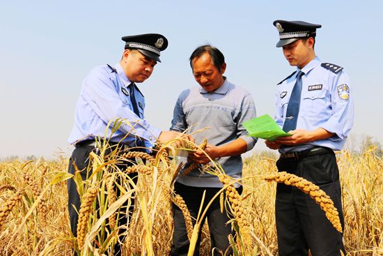 西平民警田間地頭話防范（圖）