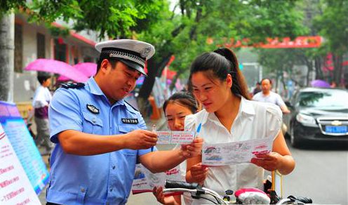 正陽(yáng)縣交警開展夏季交通安全宣傳教育