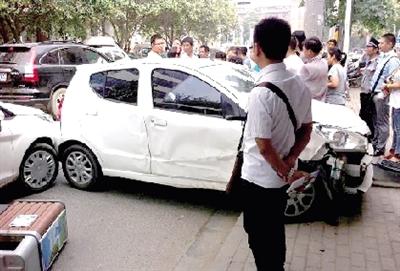 女子倒車失控連撞兩車 交警：女性開車有5個(gè)短板