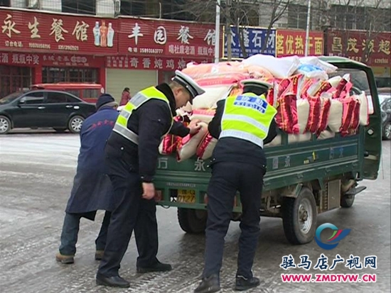 雨雪天氣路滑難行，交警提醒安全出行3.JPG