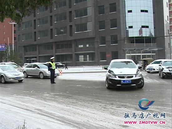 雨雪天氣路滑難行，交警提醒安全出行(1).JPG