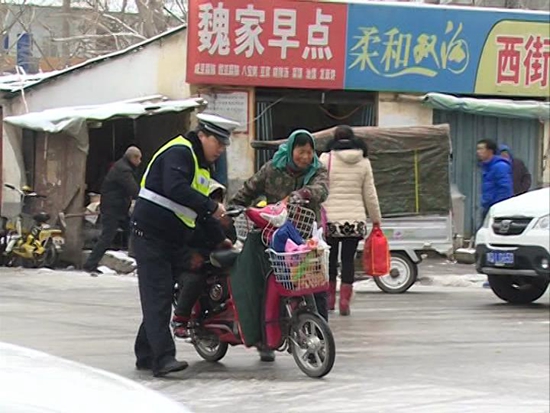 雨雪天氣路滑難行，交警提醒安全出行1.JPG