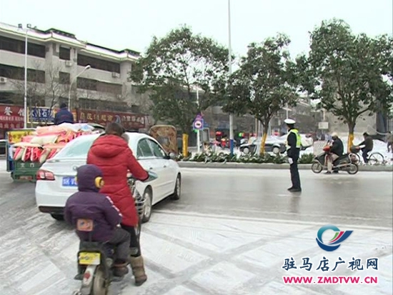 雨雪天氣路滑難行，交警提醒安全出行2.JPG