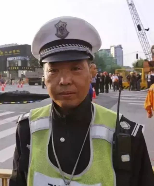 中國這位交警成了美國超級網紅