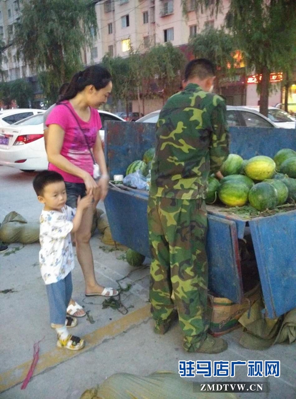 帶著孩子來(lái)買瓜.jpg