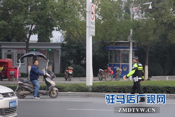 3騎電動車走機(jī)動車道，攔下！.JPG