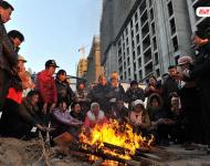 2014年3月份，100多名來自各地的建筑工人來到寧夏銀川鼎輝時代城二期項目工地上打工，11月2日，項目正式停工，但工友們一年來的血汗錢卻始終沒有下發(fā)，“光跑勞動監(jiān)察大隊就不下10次，但每次都說已經(jīng)處理了，要我們回去等消息。”12月31日，工友們來到銀川市公安局金鳳分局，但是打聽了一圈卻始終沒找到這起案件的負責人。又跑了一天的工友們帶著重重心事再次回到工地，升起了一堆篝火取暖?！暗仍┘倨谝贿^，我們還得去要錢，要不到錢就不回家過年了！”新華社記者 彭昭之 攝