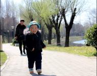 大風(fēng)過后,今日又回歸晴好天氣。不少市民來到公園踏青游玩，享受春日暖陽。