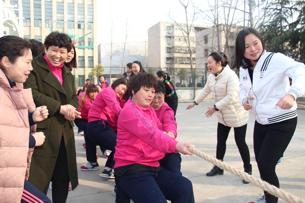 驛城區(qū)舉辦慶祝“三八婦女節(jié)”拔河比賽