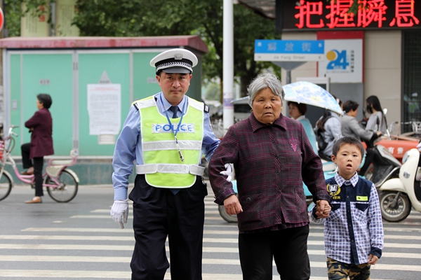 交警路曉：甘當(dāng)路石 不為人曉