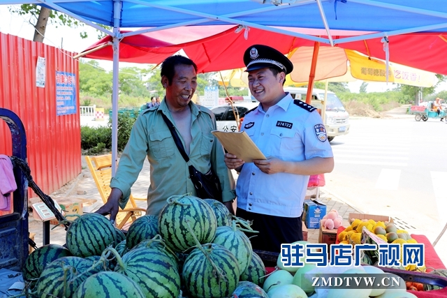 劉獻偉走訪瓜農，瓜農稱對轄區(qū)安全感非常滿意1.jpg