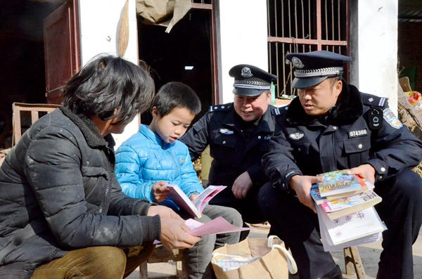 西平民警幫扶困難兒童受稱贊