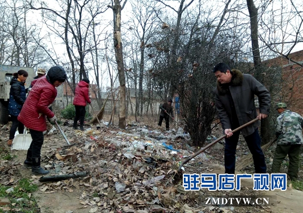 駐村人員在緊張地清理垃圾.jpg