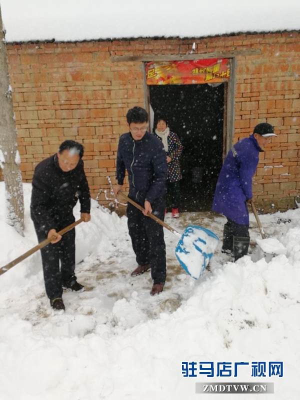 幫助慎水鄉(xiāng)臺(tái)天村貧困群眾牛欣清掃門(mén)前積雪.jpg