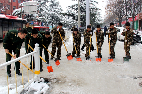 駐馬店市消防支隊組織官兵義務(wù)掃雪（圖）