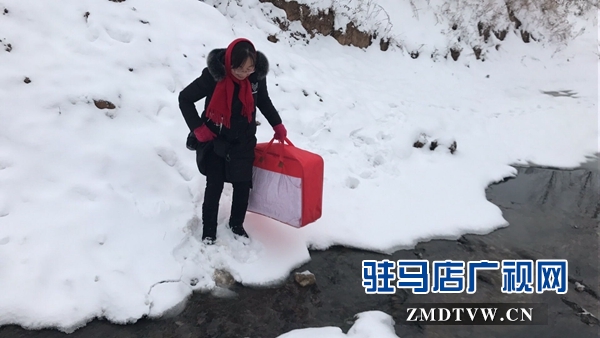 泌陽(yáng)法院干警涉水走到貧困戶家里送溫暖.jpg