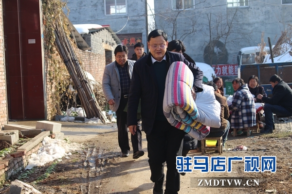 古塔街道黨工委書記施惠杰（前一）、街道辦事處主任張冬（左一）到村里慰問困難殘疾人.JPG