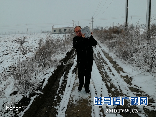 正陽縣氣象站設備保障人員冒雪搶修設備 