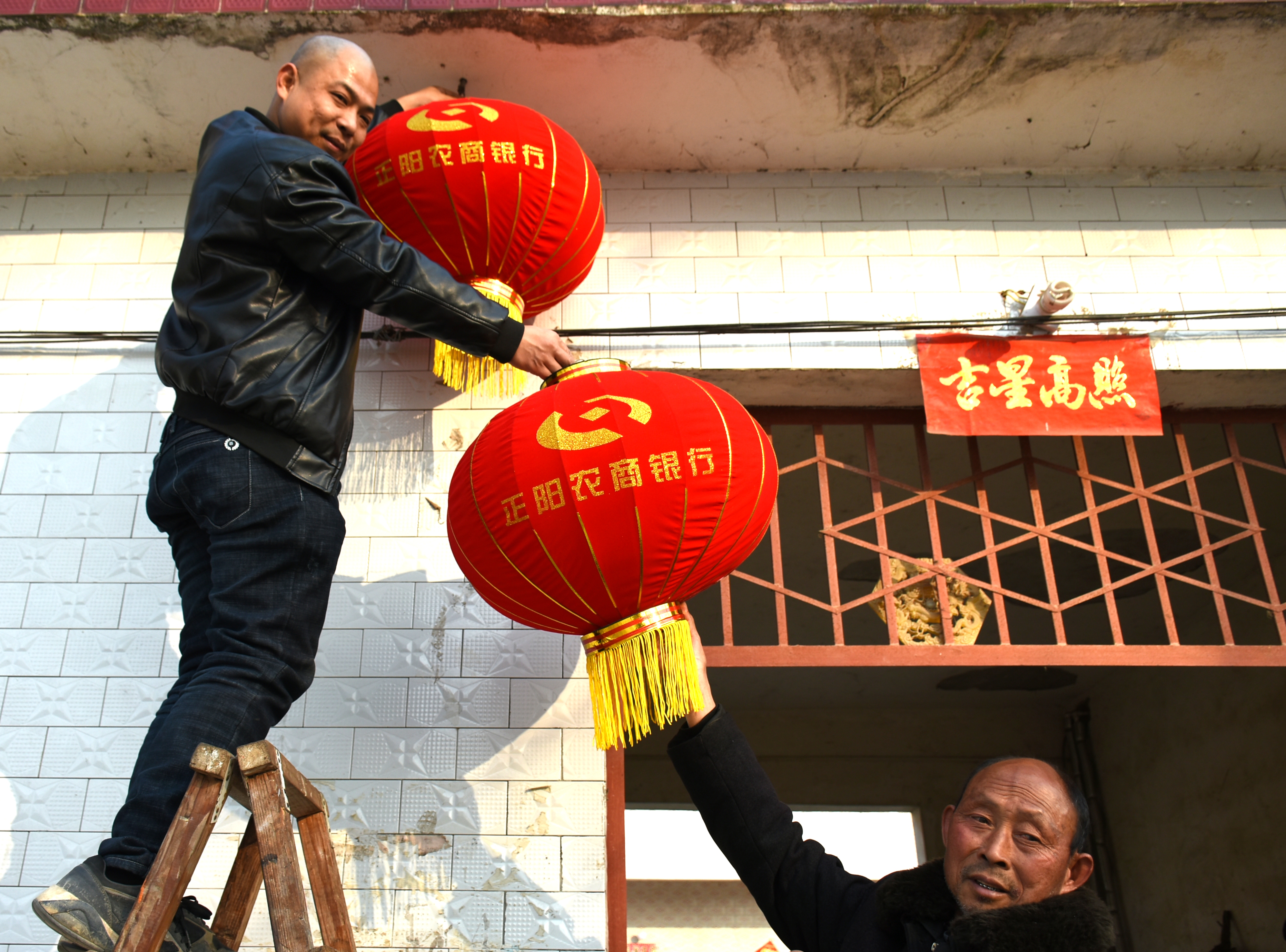 正陽縣隗灣村：大紅燈籠掛起來