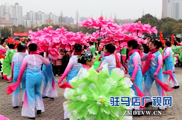 舞龍、耍獅、扭秧歌 駐馬店民間藝術(shù)展演吸引數(shù)千市民圍觀