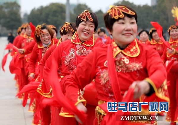 舞龍、耍獅、扭秧歌 駐馬店民間藝術(shù)展演吸引數(shù)千市民圍觀