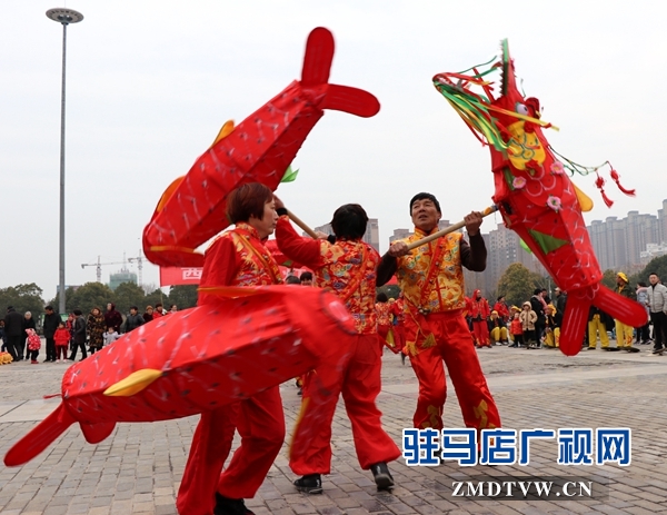 舞龍、耍獅、扭秧歌 駐馬店民間藝術(shù)展演吸引數(shù)千市民圍觀