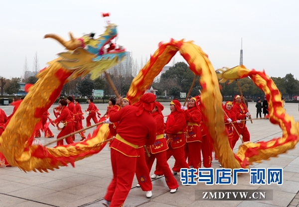 舞龍、耍獅、扭秧歌 駐馬店民間藝術(shù)展演吸引數(shù)千市民圍觀