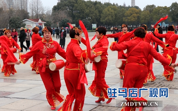 舞龍、耍獅、扭秧歌 駐馬店民間藝術(shù)展演吸引數(shù)千市民圍觀