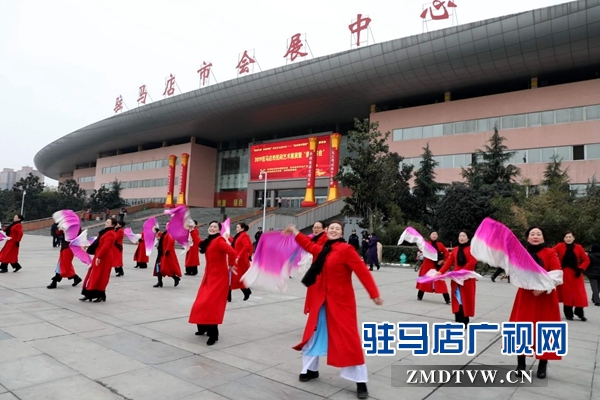 舞龍、耍獅、扭秧歌 駐馬店民間藝術(shù)展演吸引數(shù)千市民圍觀