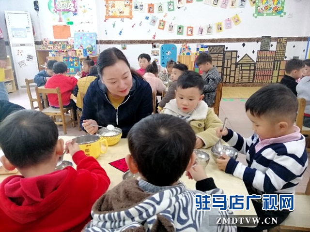 駐馬店市各中小學幼兒園積極實行集中用餐陪餐制度