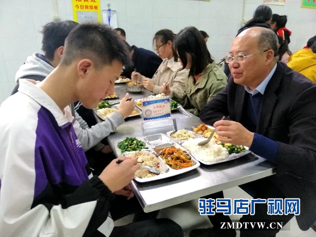 駐馬店市各中小學幼兒園積極實行集中用餐陪餐制度