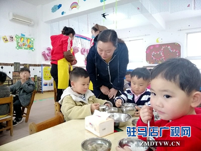 駐馬店市各中小學(xué)幼兒園積極實行集中用餐陪餐制度