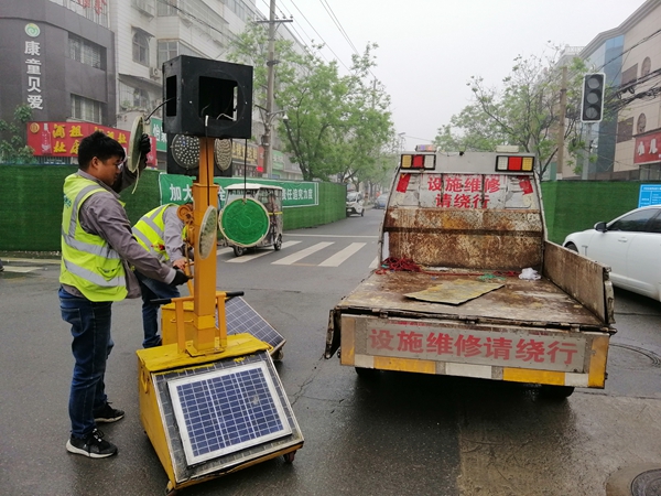 路口紅綠燈損壞 市民及時(shí)聯(lián)系維修部門(mén)換新