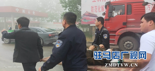 老人病癥突發(fā)街頭倒地 四輔警危機(jī)之中伸出援手