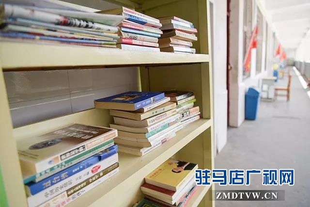 華錄集團向上蔡學子捐贈2000冊（套）圖書