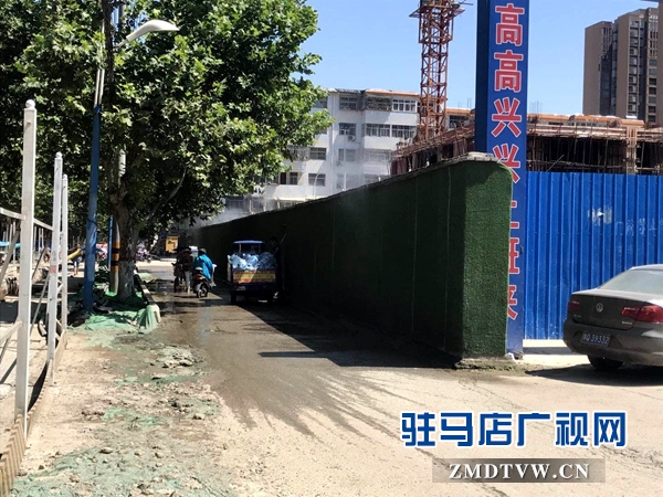 風(fēng)光路與中華路交叉口道路狹窄泥濘 近千戶居民出行難