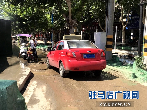 風(fēng)光路與中華路交叉口道路狹窄泥濘 近千戶(hù)居民出行難