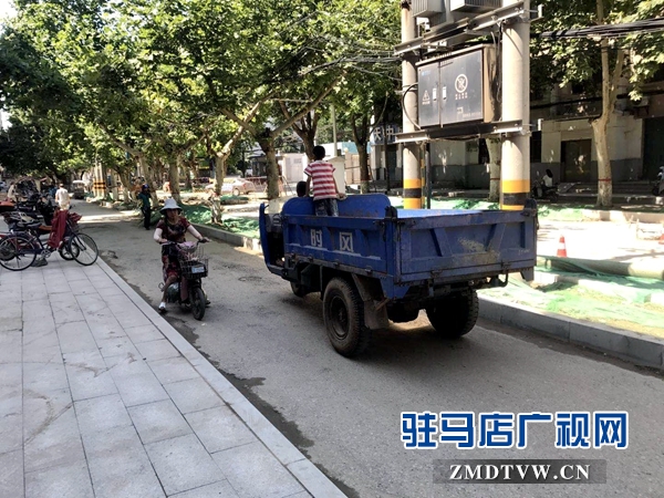 風(fēng)光路與中華路交叉口道路狹窄泥濘 近千戶(hù)居民出行難