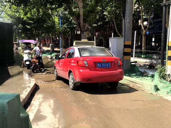 風光路與中華路交叉口道路狹窄泥濘 近千戶居民出行難