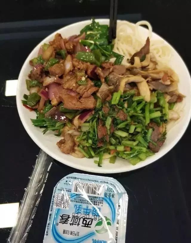 深夜食堂：攢勁弟弟帶你吃！烏魯木齊十大經(jīng)典拌面館，咱新疆人就好這口... 