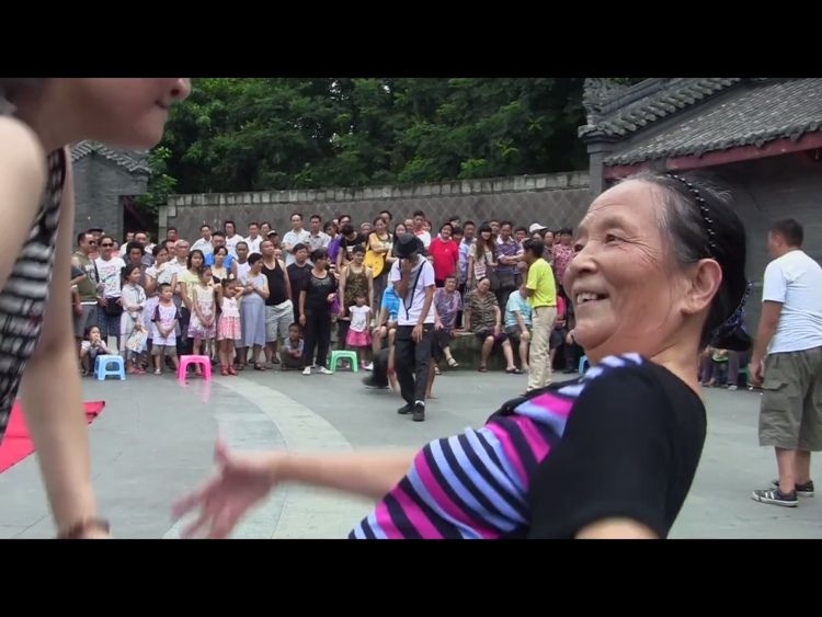 他的鏡頭記錄了公園里的每個(gè)中國(guó)人 