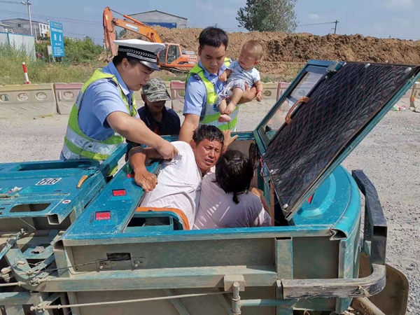 車翻后一家人被困 危機(jī)中好警察援手