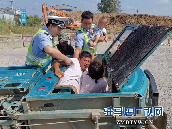 車翻后一家人被困 危機(jī)中好警察援手