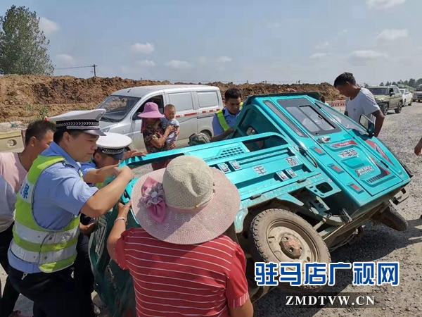 車翻后一家人被困 危機(jī)中好警察援手