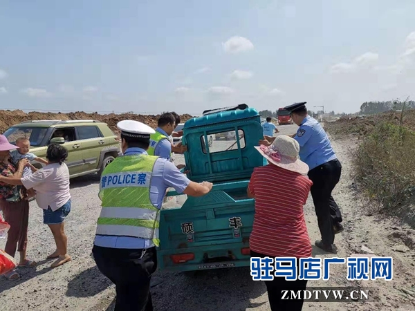 車翻后一家人被困 危機(jī)中好警察援手