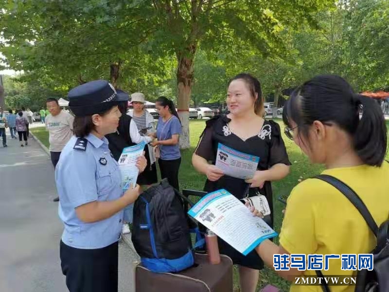 新生喜迎開學(xué)季 民警護(hù)航進(jìn)行時