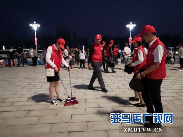 鵬宇集團(tuán)志愿者到駐馬店國際會展中心開展衛(wèi)生打掃志愿服務(wù)獲點贊